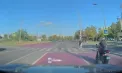 Un motociclist a ignorat prioritatea pietonilor pe o stradă din Chișinău. Momentul în care două persoane sunt cât pe ce să fie lovite - VIDEO 