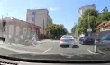 Un motociclist a fost lovit de o mașină pe strada Vasile Alecsandri din Chișinău. Imagini surprinse de martori - VIDEO