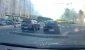 Trei pietoni, la un pas de a fi spulberați pe o trecere de pietoni din Chișinău. Un șofer a trecut în viteză printre mașinile care opriseră pentru a le acorda prioritate - VIDEO