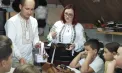 Într-un sat din Sîngerei, doi meșteri populari îi învață pe copii să coasă opinci și să redescopere tradițiile: „Ca să faci un lucru frumos trebuie răbdare” - VIDEO