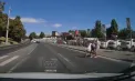 O mamă și doi copii, la un pas de a fi loviți pe o trecere de pietoni din Chișinău: i-a tras în ultima clipă înapoi - VIDEO
