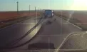 Imagini șocante în România: Un copil de aproximativ șase ani a căzut dintr-un microbuz în mers. Un TIR a fost la un pas să îl lovească apoi - VIDEO