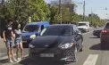 Șoferița care a fost la un pas să lovească un cuplu pe o trecere de pietoni din Chișinău, identificată și amendată. Precizările poliției - VIDEO