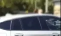Doi copii, surprinși ieșind prin trapa unui automobil aflat în mers pe bulevardul Mircea cel Bătrân din Chișinău. Șoferul a fost identificat și sancționat - VIDEO