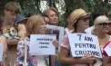 Cu animale în brațe și pancarte în mâini, activiștii au protestat în fața Guvernului Republicii Moldova: cer pedepse mai dure pentru cei care maltratează animalele - VIDEO