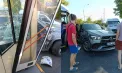 Accident în centrul Chișinăului: o mașină a lovit un troleibuz în care se aflau circa 40 de pasageri - FOTO