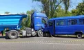 Accident grav la Ungheni. Un camion ar fi intrat pe contrasens și s-ar fi izbit frontal de un microbuz: 15 pasageri, transportați la spital