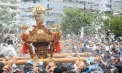 Spectacol pe străzile din Tokyo: 25 de mii de oameni au purtat 54 de altare pe un traseu de 8 kilometri