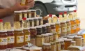 Târg dulce în centrul Chișinăului: Apicultori din toată țara și-au umplut tarabele cu miere pentru a-i îndulci pe vizitatori. Unul dintre cele mai apreciate produse s-a scumpit în acest an - VIDEO
