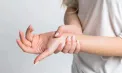 Mâna amorțită nu înseamnă mereu că ai dormit „strâmb”. Cum îți dai seama că poate fi debutul unui accident vascular cerebral - VIDEO