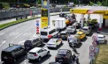 Criza carburanților se adâncește în Rusia: Benzina s-a scumpit, iar în tot mai multe orașe șoferii stau la cozi și pot cumpăra combustibil doar în cantități limitate