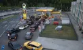 Criza benzinei din Rusia se adâncește: rușii cumpără combustibil din garaje cu prețuri piperate și ajung să-l fure din mașinile altora - VIDEO
