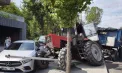 Un tractor a pierdut controlul și a lovit două mașini, la Chișinău: Un pilon electric a căzut peste una dintre ele. Imagini de la locul impactului - FOTO/VIDEO