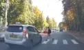 La un pas de tragedie: un adolescent, cât pe ce să fie lovit de mașină de taxi pe o trecere de pietoni. Momentul, surprins de camera de bord - VIDEO