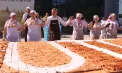 18 metri pătrați de gust moldovenesc: plăcinta cu vișine care a doborât recordul național. S-au folosit sute de kilograme de făină și vișine - VIDEO