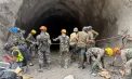 Miracol în Nepal după 9 zile de coșmar: doi oameni au fost scoși în viață dintr-un tunel, după ce salvatorii au auzit voci de sub tonele de noroi și bolovani - VIDEO