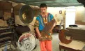 Un meșter din Fălești aduce sunetul oceanului la sute de kilometri de mare: Unul dintre instrumentele din lemn construite manual imită foșnetul valurilor - VIDEO