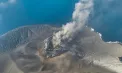Aproape 200.000 de turiști blocați în Indonezia de erupția unuia dintre cei mai periculoși vulcani din lume