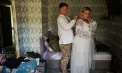 Și-a scos rochia de mireasă de sub dărâmături și a mers la nuntă: locuința i-a fost distrusă de atacul rusesc chiar în ziua în care urma să se căsătorească 