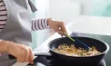 De ce se lipește orezul de oală. Greșeala pe care o fac mulți când îl gătesc
