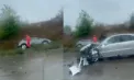 O femeie - transportată la spital pentru îngrijiri medicale, după ce două automobile s-au lovit violent, la Bacioi. Imagini de la locul impactului - VIDEO