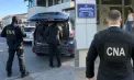 Mii de euro pentru numere de înmatriculare neutre: un angajat al ASP și un angajat al Postului vamal Hîrbovăț, reținuți pentru 72 de ore de CNA și PA - VIDEO