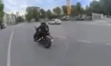 Urmărire ca în filme în sectorul Rîșcani: un motociclist de 29 de ani a ignorat semnalele poliției, a încercat să fugă și a ajuns la spital - VIDEO
