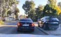 A urcat cu mașina pe trotuar pentru a evita ambuteiajul și a virat la dreapta. Manevra unui șofer „grăbit”, surprinsă de o cameră de bord - VIDEO