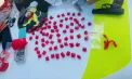 Fără permis, cu armă și zeci de pliculețe cu substanță presupusă a fi narcotică: un tânăr, reținut de polițiști la Călărași - VIDEO