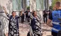 O femeie, surprinsă cum se roagă pentru Călin Georgescu în fața DIICOT: „Doamne, ajută-l pe credinciosul nostru” - VIDEO
