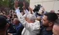 Momentul în care Călin Georgescu iese de la tribunal, în uralele susținătorilor. Prima declarație, cu tâlc: „Șahul se joacă până cade regele” - FOTO
