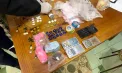 Tânăr din Chișinău, prins în flagrant în timp ce ducea droguri spre un ascunziș. Ce au găsit polițiștii la domiciliul său - VIDEO