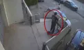 A furat în plină zi o trotinetă de la intrarea unui bloc locativ din Chișinău: Femeia suspectă ar putea sta patru ani după gratii - VIDEO