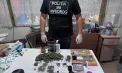 Un bărbat, suspectat că vindea droguri la Chișinău, reținut și plasat în arest pentru 30 de zile. Ce au găsit polițiștii în locuința sa din raionul Dubăsari - VIDEO