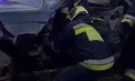 Un șofer, prins între fiarele mașinii, după ce s-a izbit într-un stâlp electric: alte două automobile, implicate în accident. Cum s-a produs impactul - VIDEO