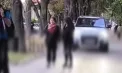 A luat trotuarul drept șosea: un șofer, surprins în timp ce circula printre pietoni pe bulevardul Dacia din capitală. Poliția l-a identificat și l-a amendat - VIDEO