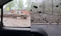 Ploi abundente în capitala Chilei: viiturile au luat mașinile pe străzi, au inundat locuințe și au obligat oamenii să-și părăsească casele. Momentul când un șofer este luat de apă - VIDEO