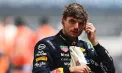 Max Verstappen a dominat ziua de sâmbătă la Marele Premiu de Formula 1 din Singapore. Olandezul a câștigat cursa sprint, într-o întrecere haotică, cu ploaie, accidente și opt abandonuri - VIDEO