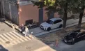 Cu BMW-ul, printre pietoni. O șoferiță, surprinsă în timp ce se deplasa cu mașina pe un trotuar din Chișinău - VIDEO