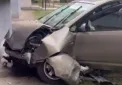 Accident grav la Tiraspol: un taxi s-a izbit cu viteză de o mașină parcată, apoi de o clădire. Martorii au scos șoferul din automobil și au chemat ambulanța. Momentul impactului – VIDEO