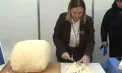 O brânză de aproape 31 de kilograme, vedeta expoziției de la Moldexpo. Vizitatorii au putut să o guste - VIDEO
