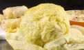 Cum salvezi varza murată prea sărată. Trucul cu apă rece pe care să-l încerci