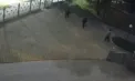 Au atacat și jefuit un bărbat în plină stradă: trei tineri, printre care un adolescent, plasați în arest – VIDEO