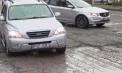 Capcane pe Calea Orheiului după ploaie: gropile rămase în urma frezării asfaltului s-au umplut cu apă, iar șoferii se tem că își vor distruge mașinile - VIDEO