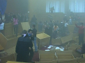 Imagini care nu au mai aparut pana acum in stiri. 7 aprilie din toate partile - politisti bandajati, pompieri in actiune, hotii cu scaunele parlamentului in spate