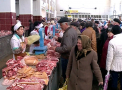 Aglomeratie in piete, inainte de Paste, dar nu si la targul pascal: Dupa post, moldovenii dau buzna la carne