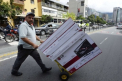 Black Friday cu armata in Venezuela. Preturile au fost taiate cu forta la jumatate de presedinte