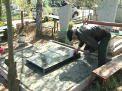 A inceput marea curatenie in cimitire. Oamenii ingrijesc deja de morminte: "A fost profesoara emerita" - VIDEO