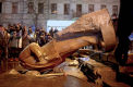 Lenin la pamant. Inca doua monumente ale liderului bolsevic au fost daramate in Ucraina - VIDEO