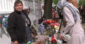 Piata de la cimitir. Comercianti au scos pe tarabe tot ce se putea vinde: "Pai, daca aici se cumpara vata dulce, am venit aici." - VIDEO